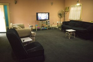 Bar (on property) - Whitehouse Exclusive Guest House (Lagos)