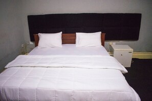 Standaard tweepersoonskamer | Een bureau, internet