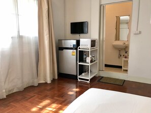 Shower, free toiletries, hair dryer, soap - 12/14 HOME Studio (Bangkok)