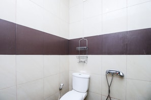 Standard Double Room | Bathroom | Shower, free toiletries