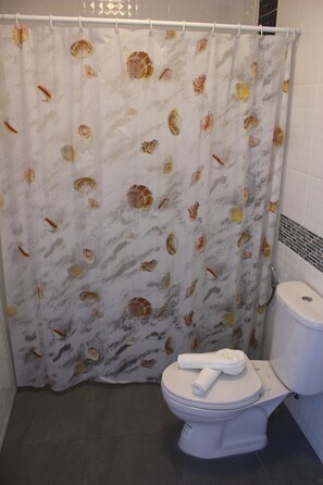 Basic-fællessovesal | Badeværelse | Bruser, gratis toiletartikler, håndklæder