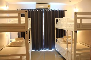 Basic-fællessovesal | Skrivebord, arbejdsområde til bærbare computere, gratis Wi-Fi