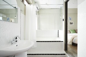 No.5 Private Room with Bathtub | Bathroom sink - OB OON Boutique Bed & Breakfast (Bangkok)