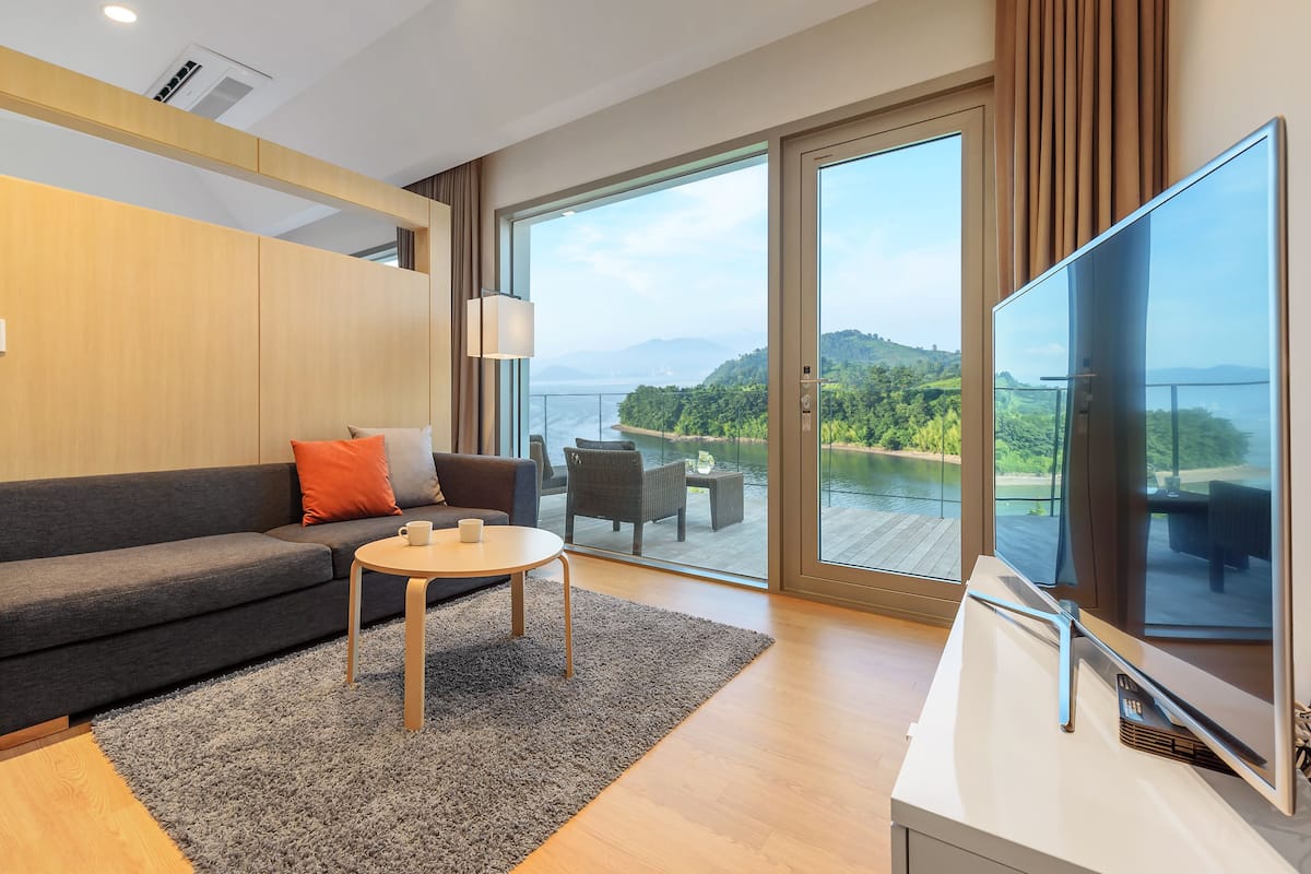 Bay Suite 102,103 (Please contact the property when booked during 10 PM-8 AM) | 1 phòng ngủ, bộ đồ giường cao cấp, minibar 