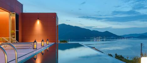 En säsongsöppen utomhuspool