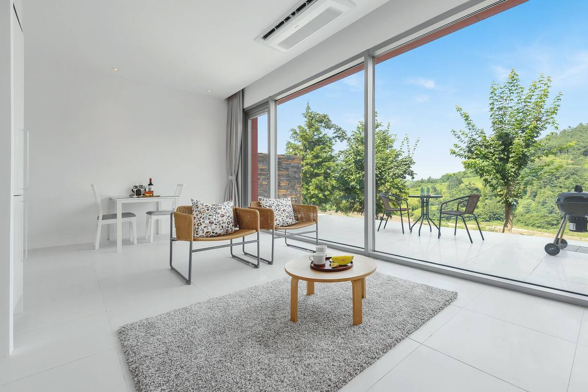 Club Suite 201, 202 (Please contact the property when booked during 10 PM-8 AM) | 1 phòng ngủ, bộ đồ giường cao cấp, minibar 