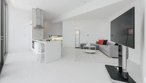 D Suite (Please contact the property when booked during 10 PM-8 AM) | Eigene Küche | Großer Kühlschrank, Mikrowelle, Herdplatte, Wasserkocher