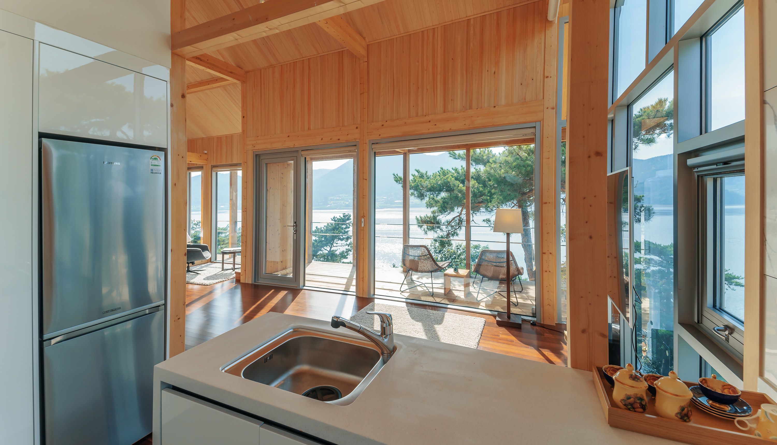 Presidential Suite (Please contact the property when booked during 10 PM-8 AM) | Private kitchen | Full-size fridge, microwave, stovetop, electric kettle