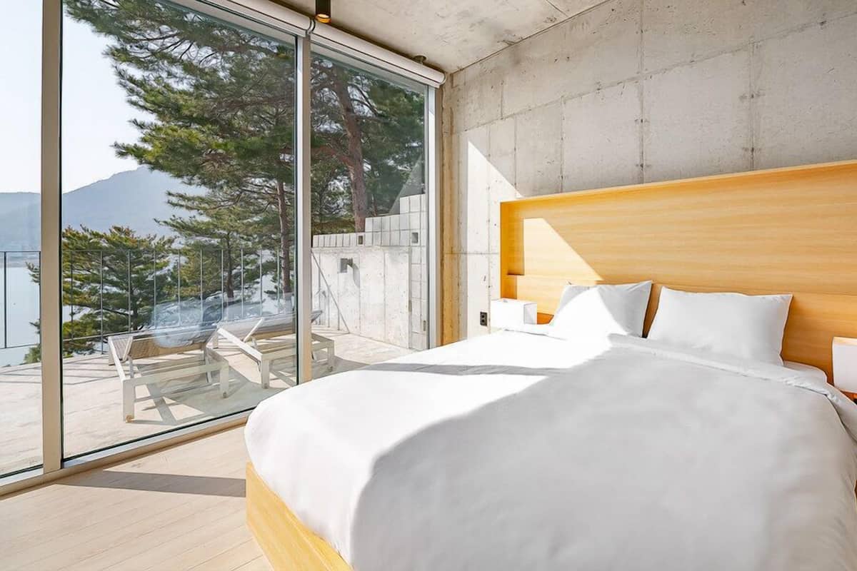 Forest Suite (Please contact the property when booked during 10 PM-8 AM) | 1 phòng ngủ, bộ đồ giường cao cấp, minibar 