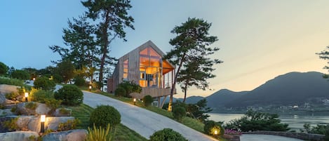 Presidential Suite (Please contact the property when booked during 10 PM-8 AM) | Property entrance