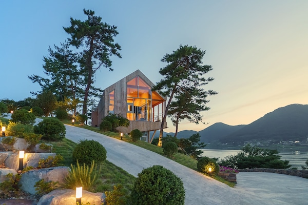 Presidential Suite (Please contact the property when booked during 10 PM-8 AM) | Property entrance