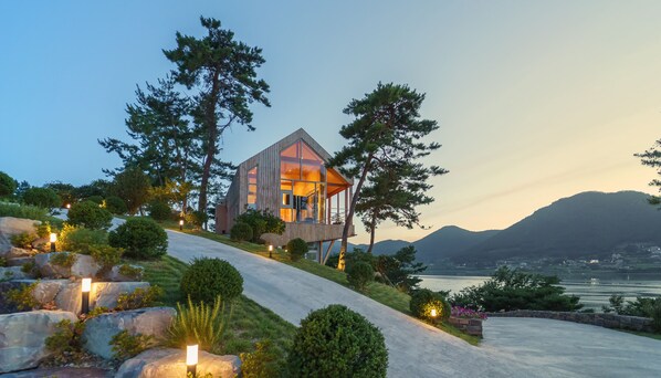 Presidential Suite (Please contact the property when booked during 10 PM-8 AM) | Property entrance - Bayclub (Namhae)