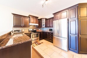 Een koelkast, een microgolfoven, een kookplaat