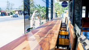 Un largo banco de madera con vistas a una calle y un cartel que dice "TONFANG".