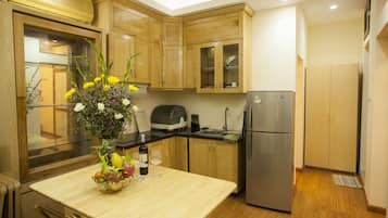Deluxe House | Private kitchenette | Full-sized fridge, electric kettle, cookware/dishes/utensils