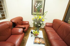 Deluxe House | Living room