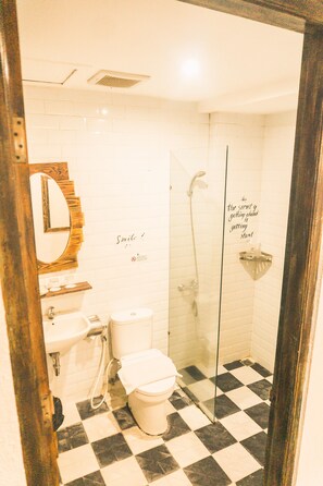 Superior-Doppel- oder -Zweibettzimmer | Badezimmer | Dusche, kostenlose Toilettenartikel, Hausschuhe, Handtücher