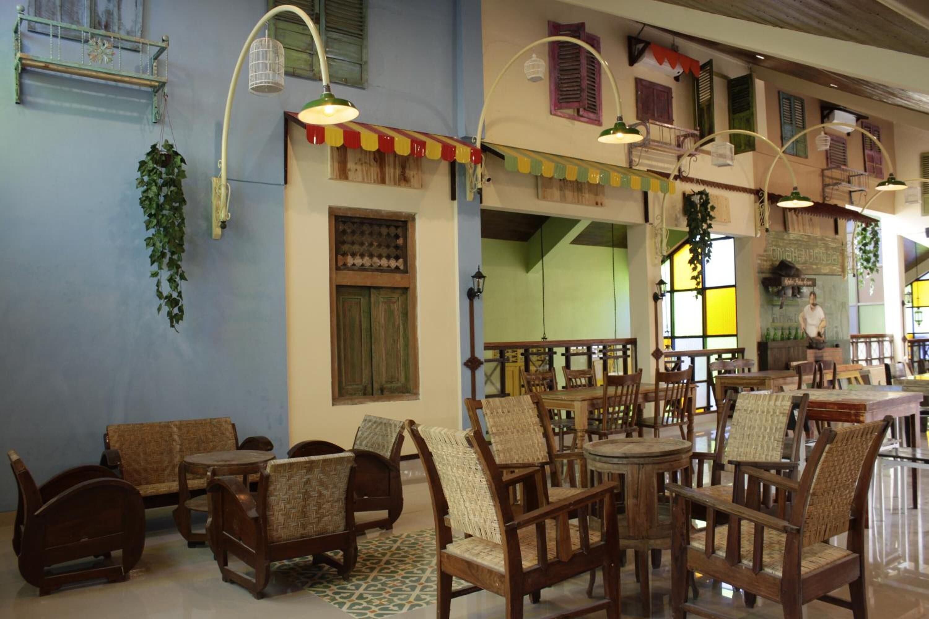 Breakfast, lunch, dinner served; local cuisine 