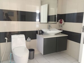 1-Bedroom Apartment | Bathroom