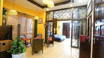 Apartamento luxo, 2 quartos, sacada | 2 quartos, escrivaninha, ferros/tábuas de passar roupa