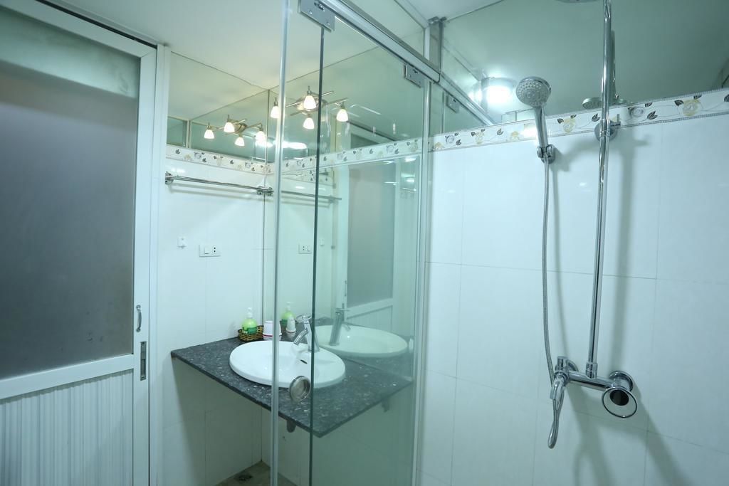 Apartamento luxo, 2 quartos, sacada | Banheiro | Chuveiro, produtos de toalete grátis, secador de cabelo, chinelos