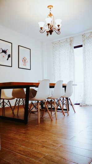 Apartment, 3 Schlafzimmer | Wohnbereich | Fernseher