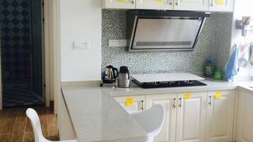 Apartment, 3 Schlafzimmer | Eigene Kochnische | Kühlschrank, Herdplatte, Wasserkocher mit Kaffee-/Teezubehör