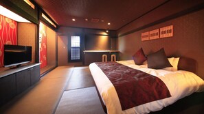 Quarto superior, 1 cama King, banheiro privativo | Cofres nos quartos, cortinas blackout, roupa de cama