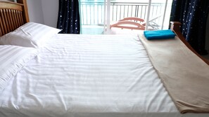 Standard Double Room | Desk, free WiFi - Mae-Porn Hostel (Takua Pa)