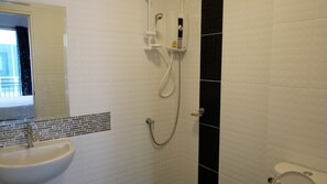 Standard Double Room | Bathroom | Shower, free toiletries, hair dryer, slippers - Mae-Porn Hostel (Takua Pa)
