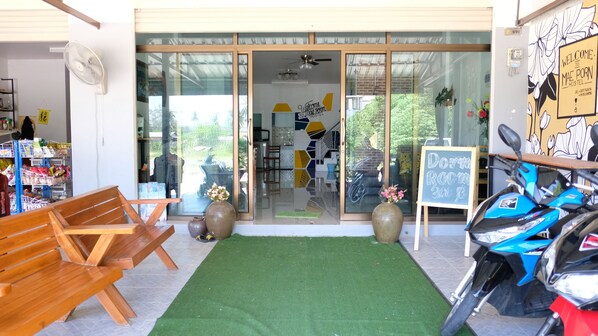 Property entrance - Mae-Porn Hostel (Takua Pa)