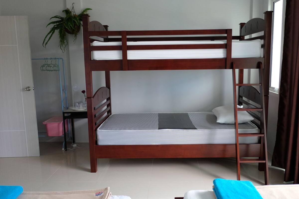 4-Bed Mixed Dormitory | Skrivebord og wi-fi (inkludert)