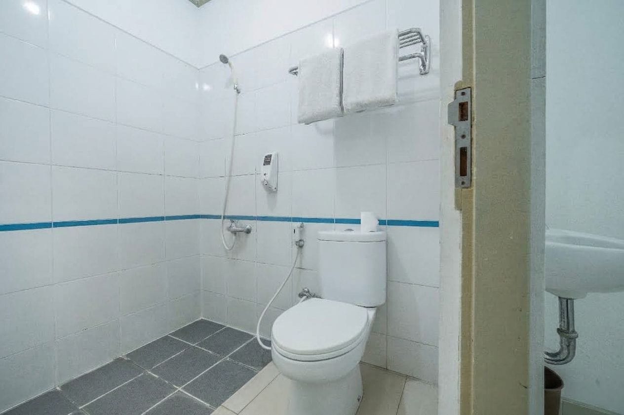 Ein Badezimmer mit Toilette, Dusche und Waschbecken.
