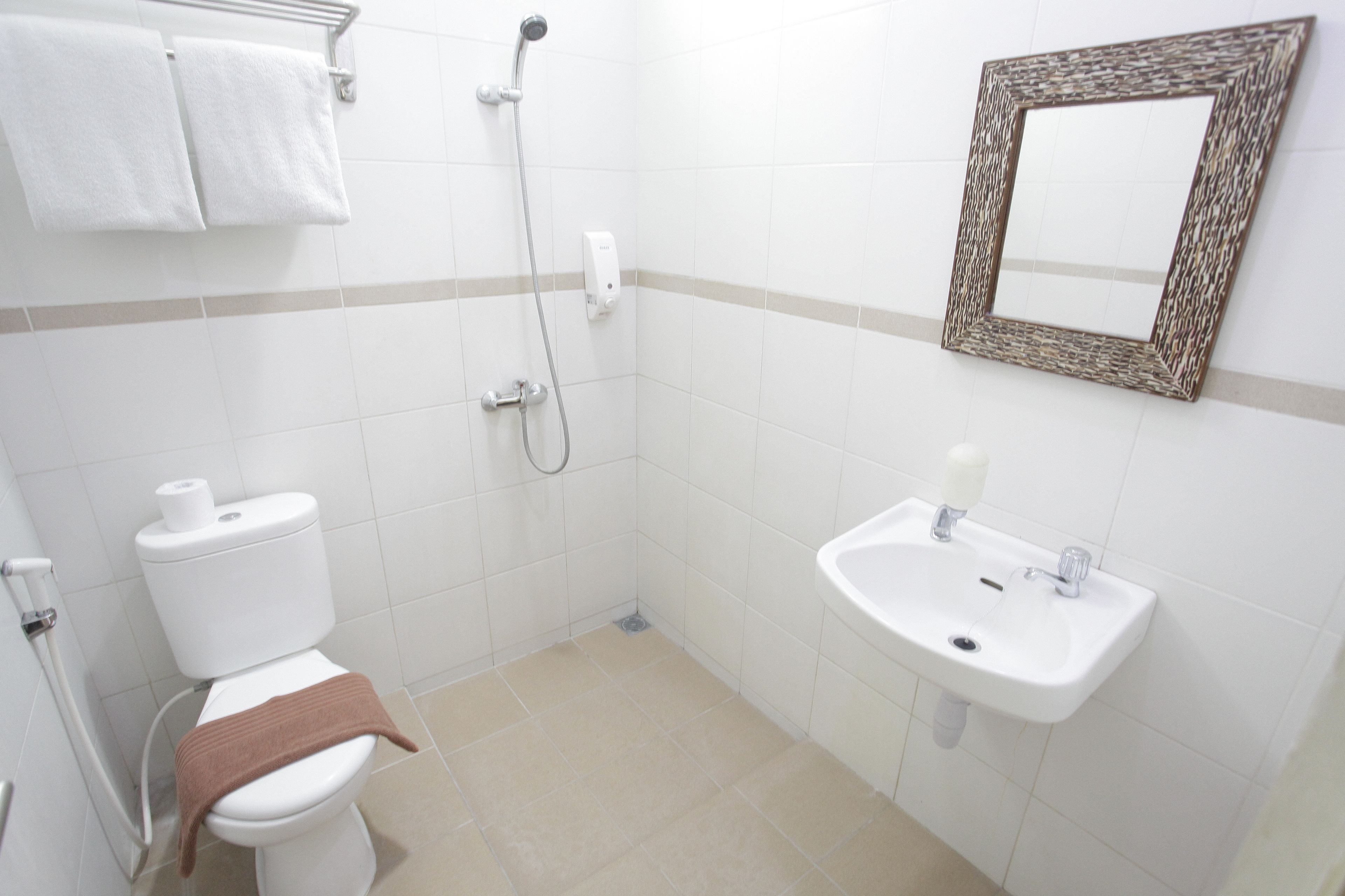 Regadera, amenidades de baño gratuitas, pantuflas 