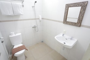 Ducha, artículos de tocador gratuitos, pantuflas