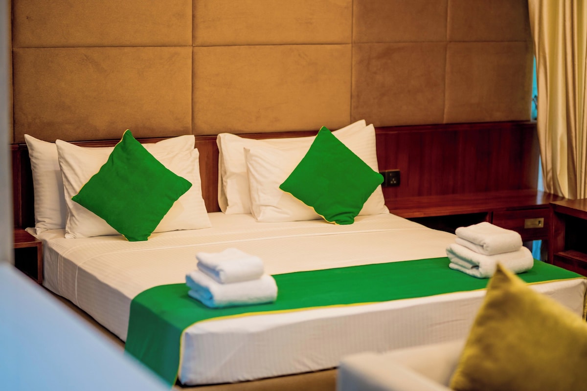 Deluxe tweepersoonskamer | Luxe beddengoed, een minibar, een kluis op de kamer, een bureau