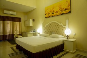 Deluxe Triple Room | Premium bedding, minibar, in-room safe, desk - Miridiya Lake Resort (Anuradhapura)