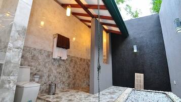 Deluxe Triple Room | Bathroom | Shower, rainfall showerhead, free toiletries, bathrobes