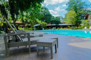 室外游泳池，日光浴躺椅