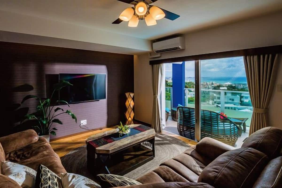 Een 50-inch flatscreentelevisie met digitale zenders en televisie