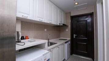 Kühlschrank, Herdplatte, Wasserkocher mit Kaffee-/Teezubehör