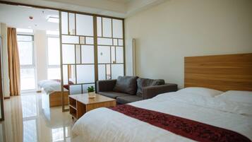 Schreibtisch, Verdunkelungsvorhänge, kostenloses WLAN