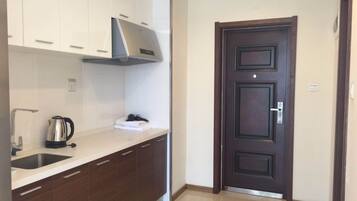 Kühlschrank, Herdplatte, Wasserkocher mit Kaffee-/Teezubehör