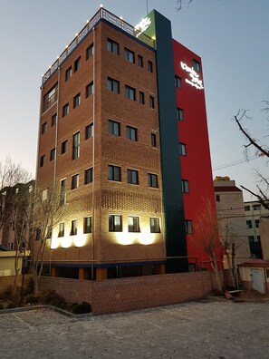 Fachada del alojamiento - Noche