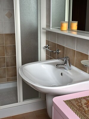 Duplex, 2 Bedrooms (Apt 3) | Bathroom | Shower, hair dryer, bidet, towels - Agriturismo Prato Grande (Loiano)