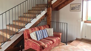 Leilighet – comfort, 2 soverom, mellometasje (Apt 4) | Oppholdsområde | Flatskjerm-TV