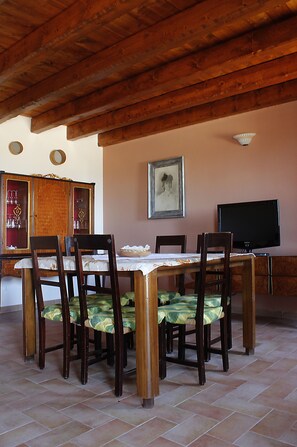 Huoneisto, 1 makuuhuone, pohjakerroksessa (Apt 8) | Oleskelualue | Taulutelevisio