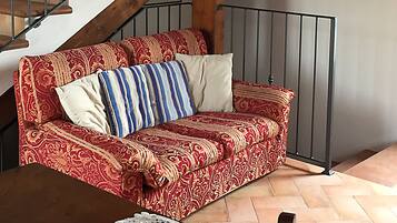 Apartemen Comfort, 2 kamar tidur, lantai mezzanine (Apt 4) | Area keluarga | TV layar datar