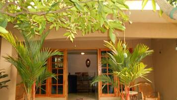 Bagian depan properti - sore/malam