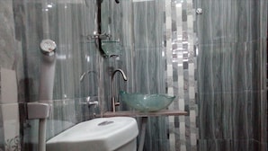 Standard Double Room | Bathroom | Shower, hair dryer (on request), slippers, bidet - House Of Esanya (Negombo)